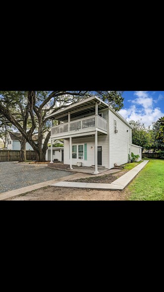 Primary Photo Of 511 W Cleveland St, Alvin Apartments For Sale