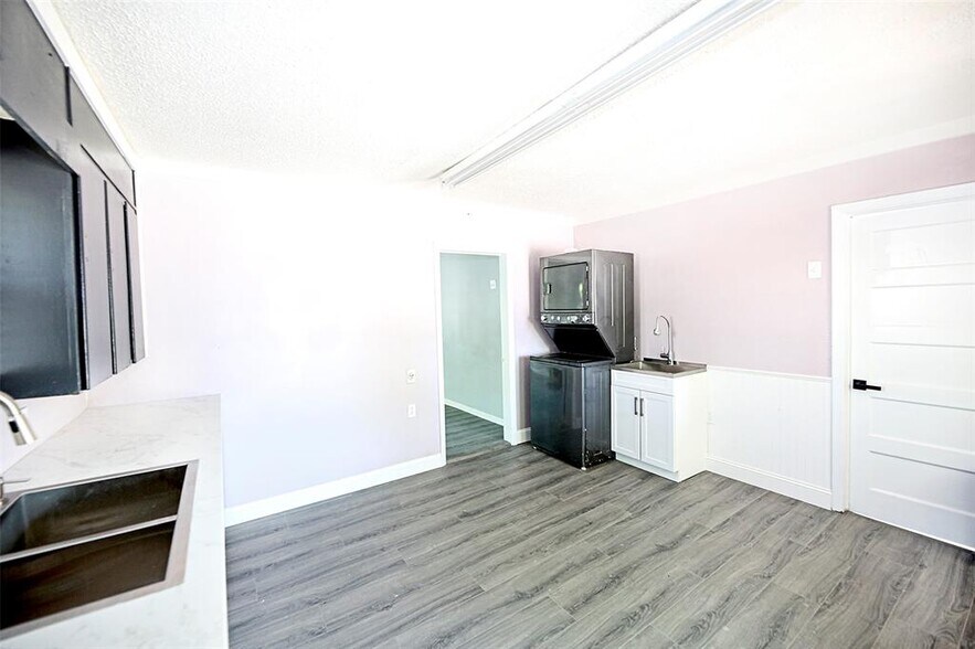 More Photos Of 410 W Wise St, Bowie Light Manufacturing For Sale