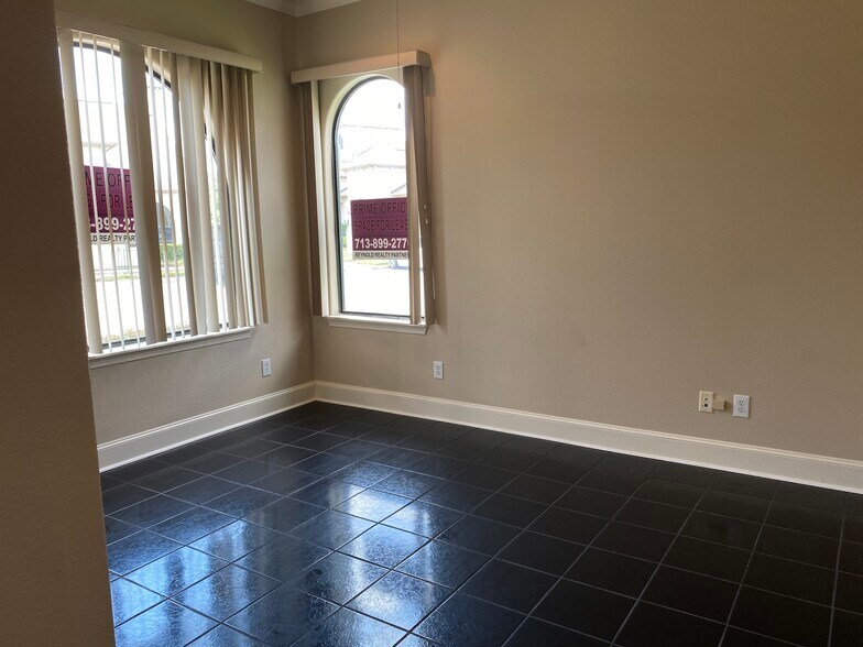 More Photos Of 13644 Breton Ridge St, Houston Medical For Sale