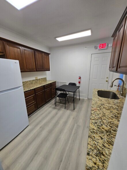 More Photos Of 202 E Weaver Ave, Alvarado Medical For Sale