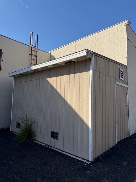 More Photos Of 7700-7704 Kester Ave, Van Nuys Warehouse For Lease