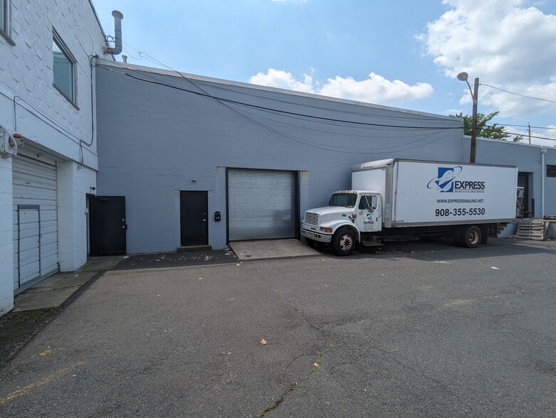 More Photos Of 1166-1200 W Chestnut St, Union Township Showroom For Lease