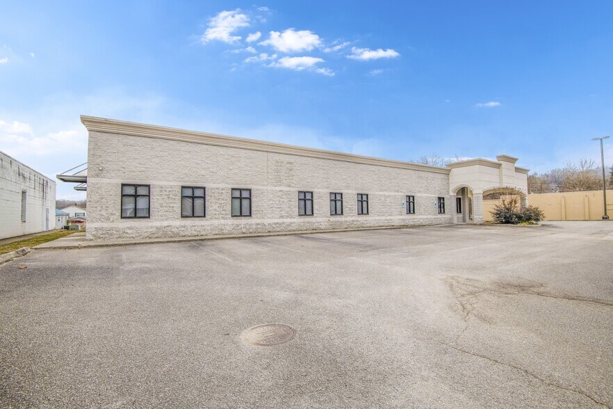 More Photos Of 305 River Dr, LaFollette Medical For Sale
