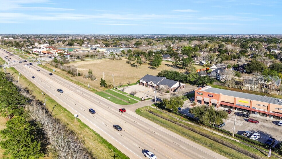 More Photos Of 2401 Parkwood Ave, Friendswood Office For Sale