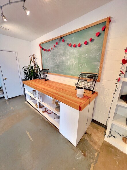 More Photos Of 2223 Falcon Rd, Altus Restaurant For Lease