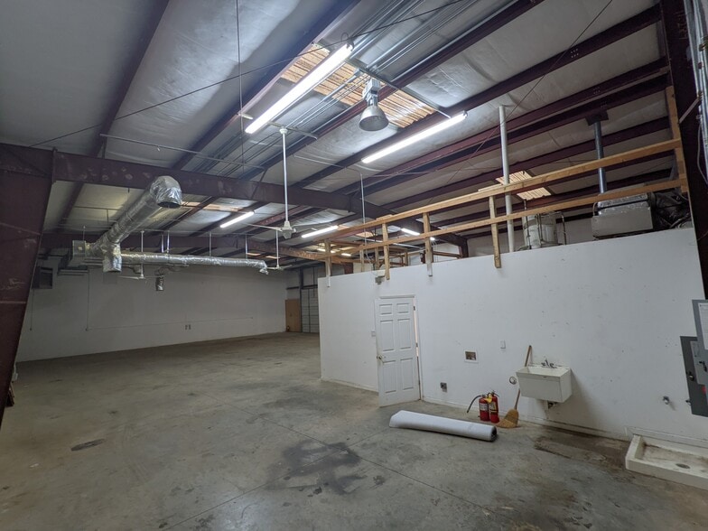 More Photos Of 389 Farmer Ct, Lawrenceville Light Distribution For Lease