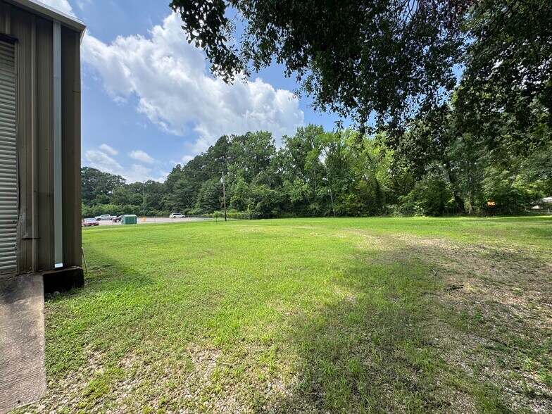 More Photos Of 1208 S Chestnut St, Lufkin Showroom For Sale