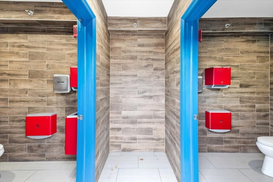 More Photos Of 512 Paterson Plank Rd, Jersey City Restaurant For Lease