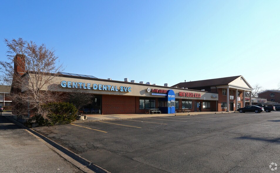 More Photos Of 624-640 W Algonquin Rd, Des Plaines Unknown For Sale