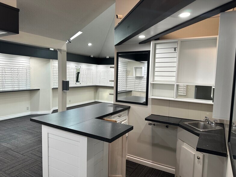 More Photos Of 2710 E 62nd St, Indianapolis Medical For Sale