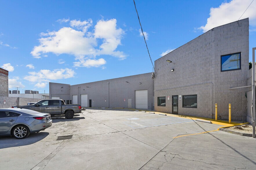 More Photos Of 10926 Randall St, Sun Valley Warehouse For Lease