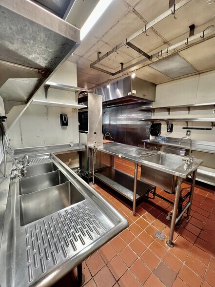 More Photos Of 14572 Big Basin Way, Saratoga Storefront For Lease