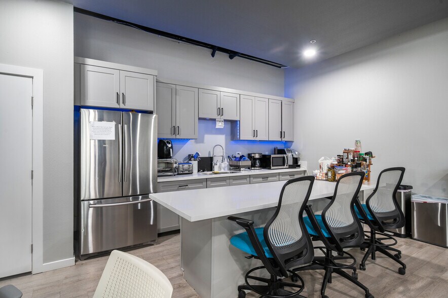 More Photos Of 800 E Dyer Rd, Santa Ana Showroom For Sale