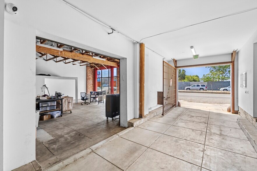 More Photos Of 2523-2525 W Washington Blvd, Los Angeles Storefront Retail Office For Sale