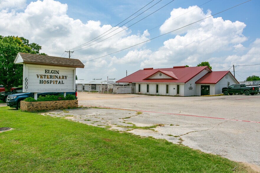 Primary Photo Of 600 W US Highway 290, Elgin Veterinarian Kennel For Sale