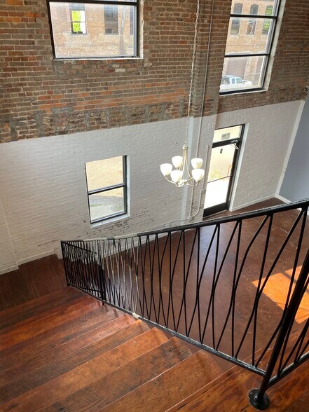 More Photos Of 27 N Main St, Springfield Specialty For Lease