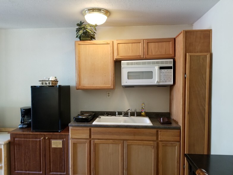 More Photos Of 109256 Highway 97 N, Chemult Hotel For Sale