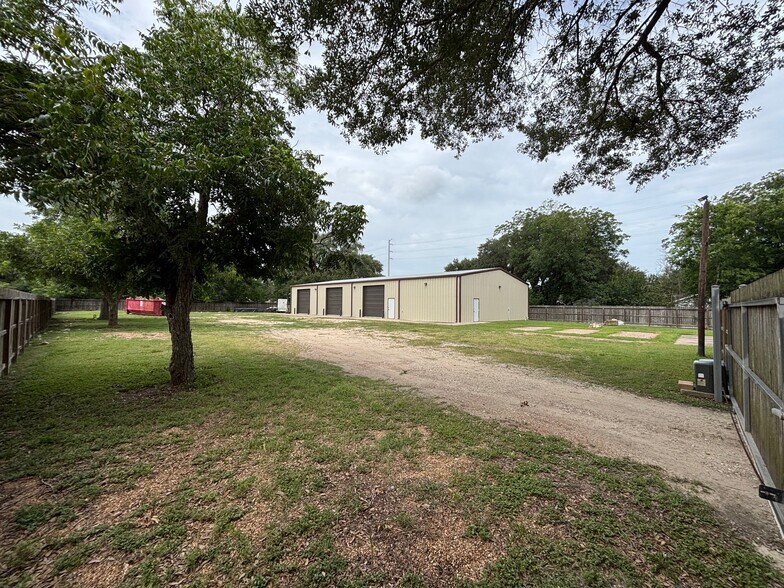 More Photos Of 1707 Bernie Ave, Rosenberg Office For Lease