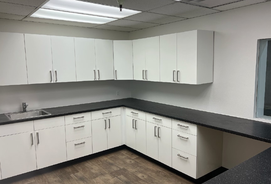 More Photos Of 731 W Fairmont Dr, Tempe Warehouse For Lease