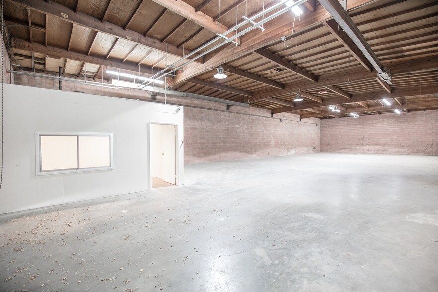 More Photos Of 2819 Southwest Dr, Los Angeles Warehouse For Lease
