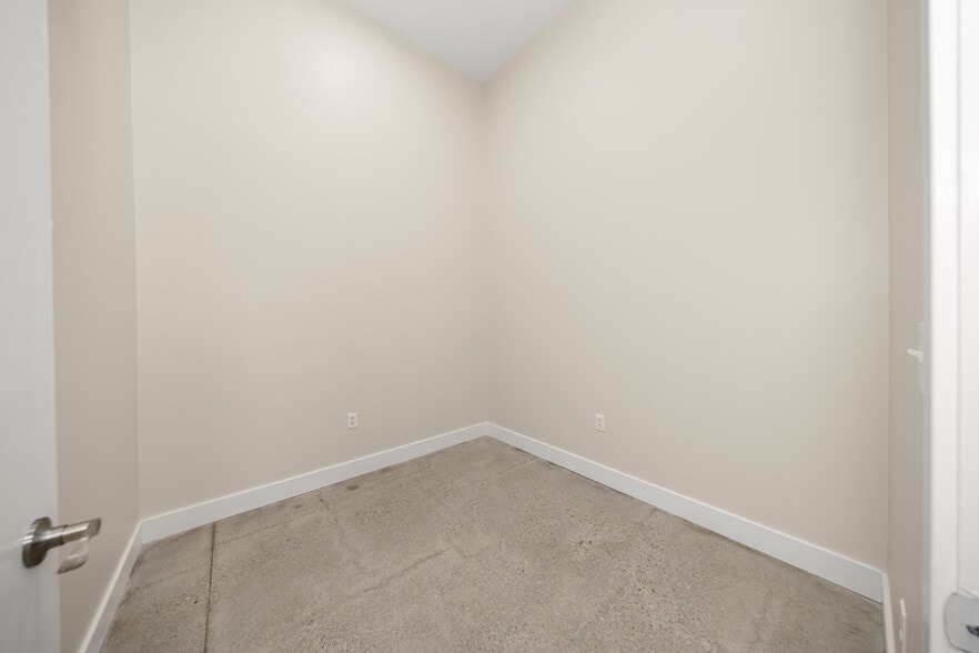 More Photos Of 3462 Greenfield rd, Berkley Medical For Lease