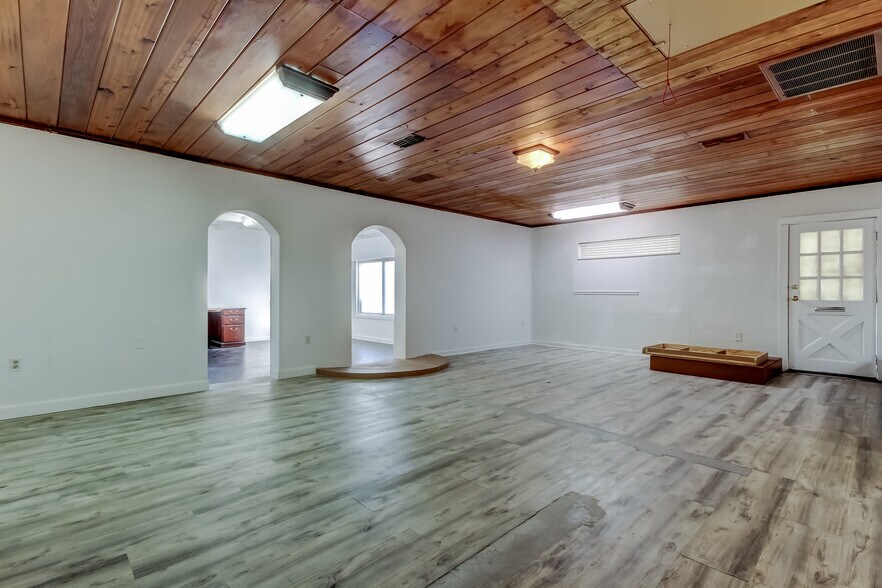 More Photos Of 4539 Mile Stretch Dr, Holiday Office For Sale