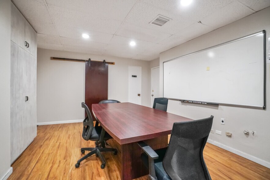 More Photos Of 1818 S Western Ave, Los Angeles Office For Lease