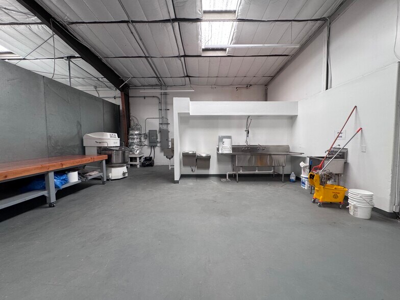 More Photos Of 814 Jackson St, Bakersfield Warehouse For Lease