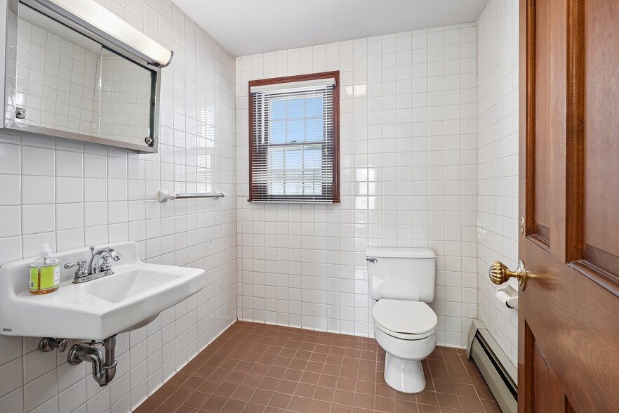 More Photos Of 37 Park Ave, Lyndhurst Office For Sale