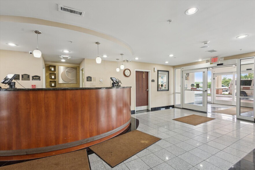 More Photos Of 2750 Fortune Cir W, Indianapolis Hotel For Sale