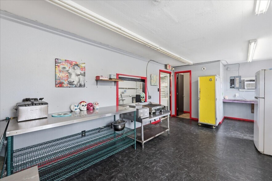 More Photos Of 5720 16th St, Orange Flex For Sale