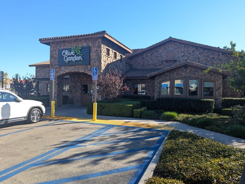 More Photos Of 582 N Lone Hill Ave, San Dimas Restaurant For Sale