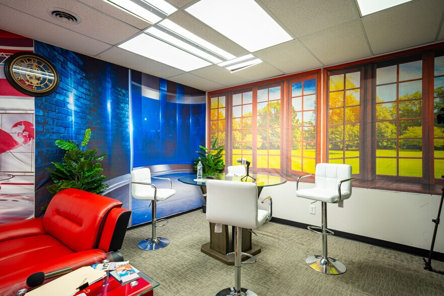 More Photos Of 50 Old Village Rd, Columbus Office For Lease