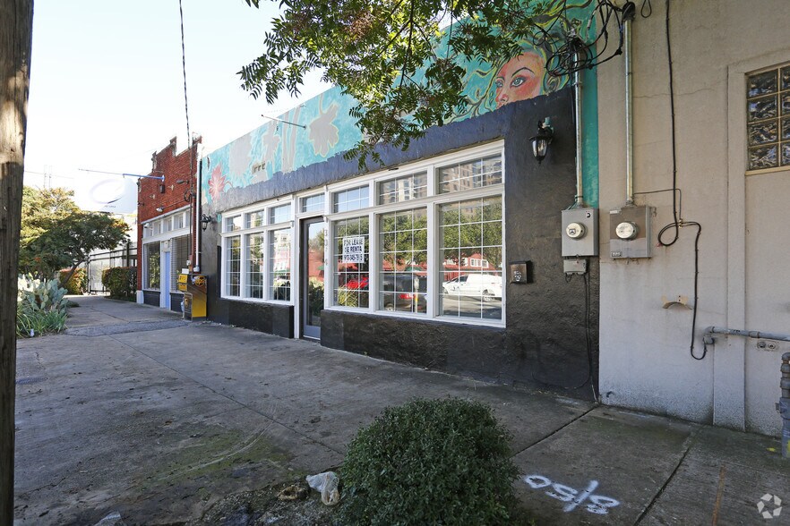 Primary Photo Of 3014 Commerce St, Dallas General Retail For Lease