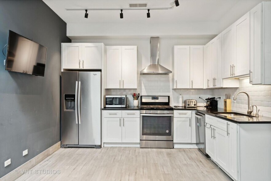 More Photos Of 5530 N Broadway St, Chicago Storefront Retail Office For Sale