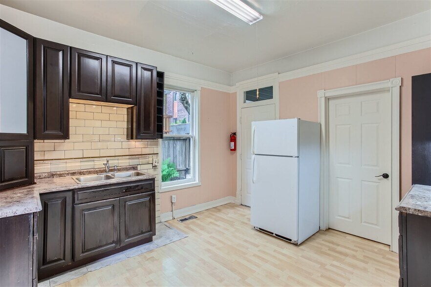 More Photos Of 2103 SE Belmont St, Portland Office Residential For Sale