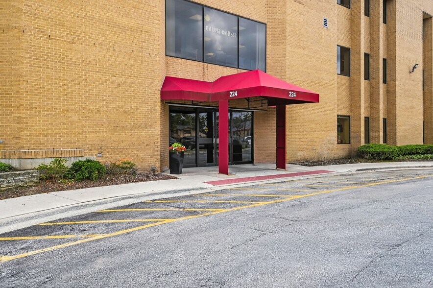 More Photos Of 1S224 Summit Ave, Oakbrook Terrace Medical For Lease