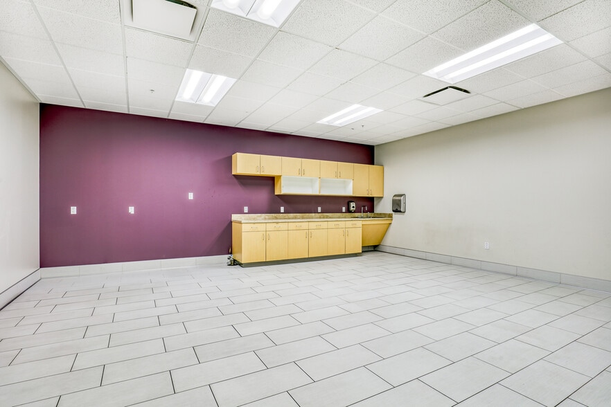 More Photos Of 13906 Highway 99, Lynnwood Office For Lease