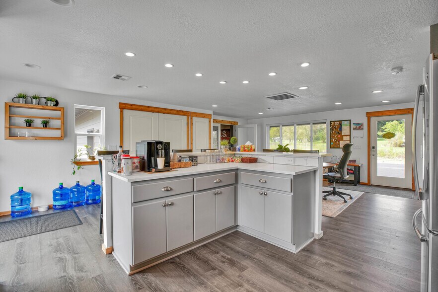 More Photos Of 406 NE 184th St, Ridgefield Office Residential For Lease