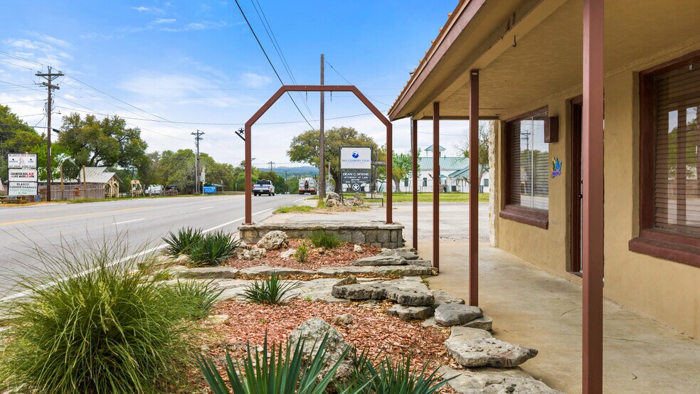 More Photos Of 807 Main St, Blanco Office For Sale
