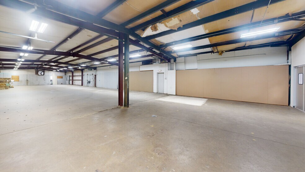 More Photos Of 908 SE 21st St, Bentonville Showroom For Lease