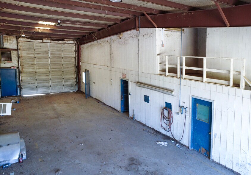 More Photos Of 5425 W Oak St, Palestine Flex For Lease