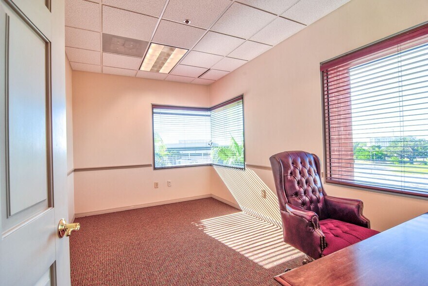 More Photos Of 1150 Cleveland St, Clearwater Office For Lease
