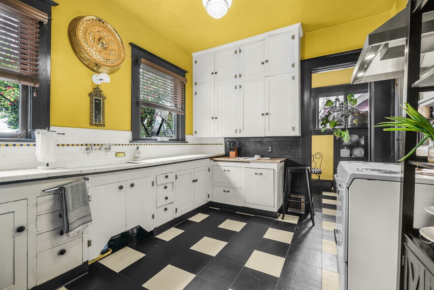 More Photos Of 3123 Ne Broadway St, Portland Storefront Retail Residential For Sale