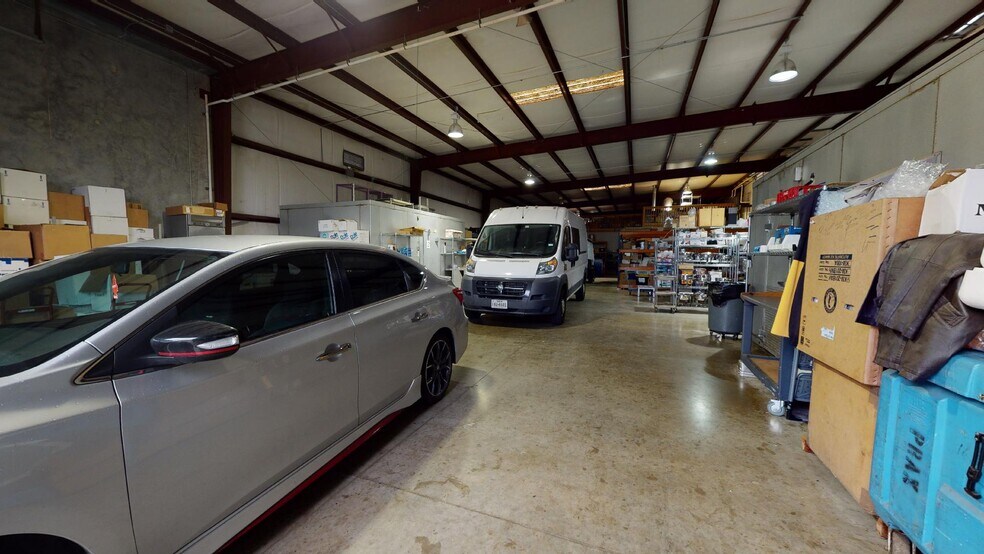 More Photos Of 3827 Promontory Point Dr, Austin Flex For Lease