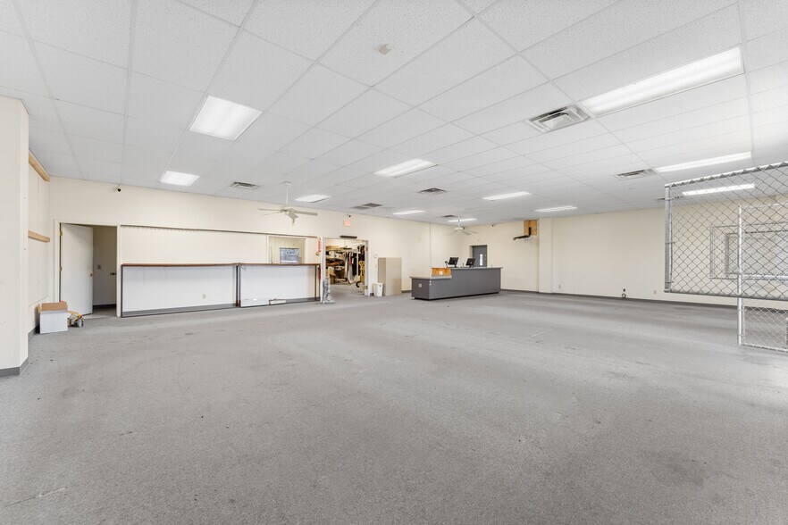 More Photos Of 2103 S Thompson St, Springdale Freestanding For Sale