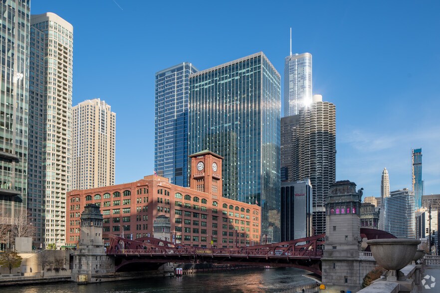 More Photos Of 321 N Clark St, Chicago Office For Sale