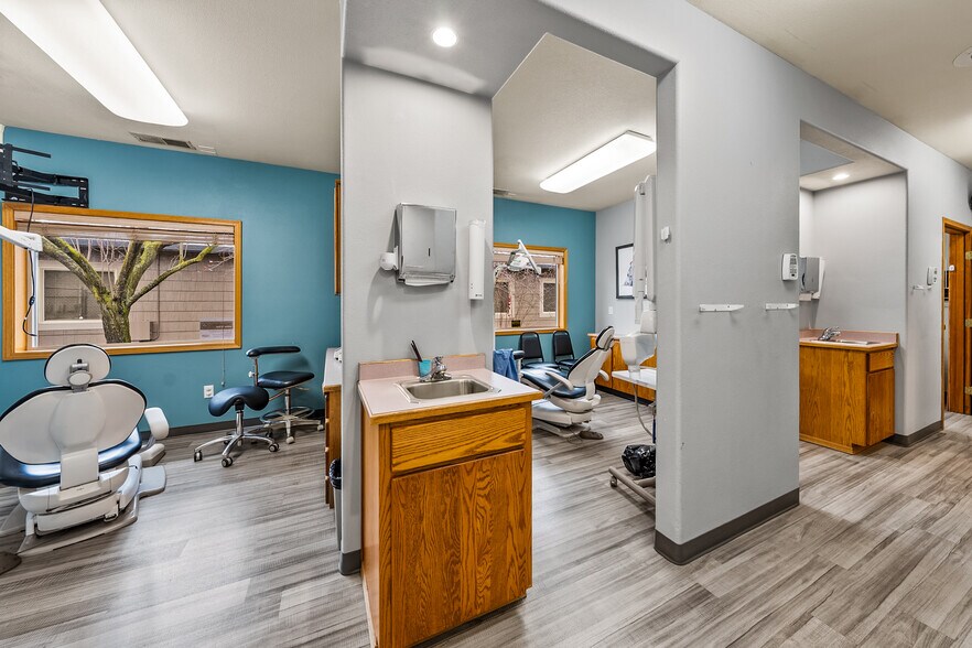 More Photos Of 925 Town Centre Dr, Medford Medical For Lease