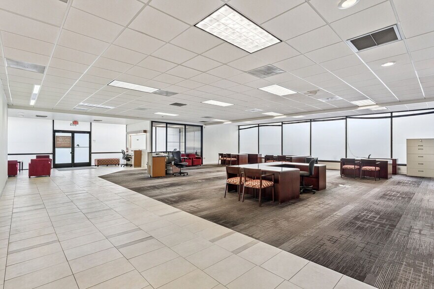 More Photos Of 555 S Hunt Club Blvd, Apopka Bank For Lease
