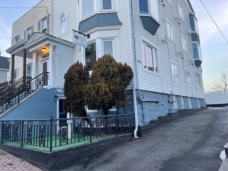 More Photos Of 17 Hilliard Ave, Edgewater Storefront Retail Residential For Lease